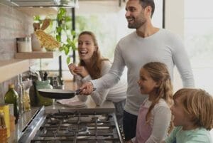 Glada för billigare elpris - kunder som sparat pengar på lägre elkostnader